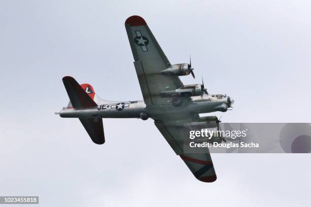 historic wwii boeing b-17 flying fortress in flight - american b17 flying fortress stock pictures, royalty-free photos & images