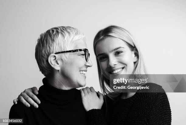 moment mit mutter - family portrait grown up stock-fotos und bilder