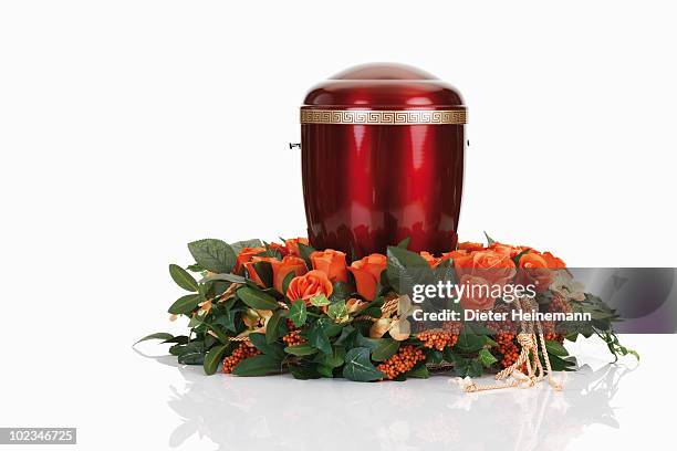 cremation urn with floral wreath - crematie stockfoto's en -beelden