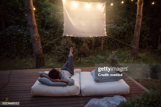 film van de nacht op de veranda - outside cinema stockfoto's en -beelden