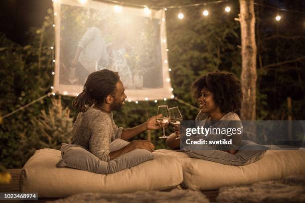 soirée film romantique - garden night photos et images de collection