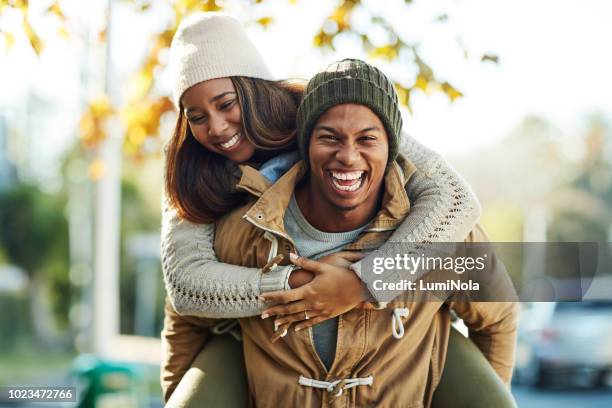 el parque puede ser una gran idea para un día - gorro de invierno fotografías e imágenes de stock