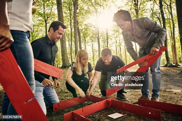 ze krijgen er - teambuilding stockfoto's en -beelden