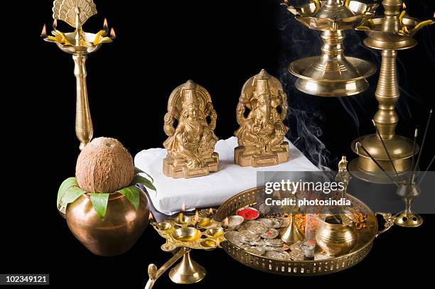 diwali thali in front of idols of lord ganesha and goddess lakshmi - lakshmi puja 個照片及圖片檔