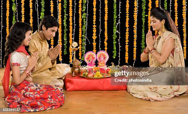 family doing diwali pooja - lakshmi puja 個照��片及圖片檔