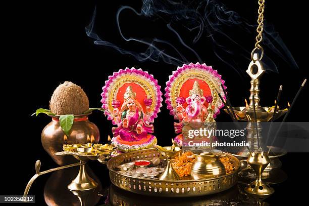 diwali thali in front of idols of lord ganesha and goddess lakshmi - lakshmi puja 個照片及圖片檔