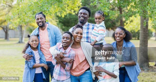 großen afroamerikanischen familientreffen - black family reunion stock-fotos und bilder