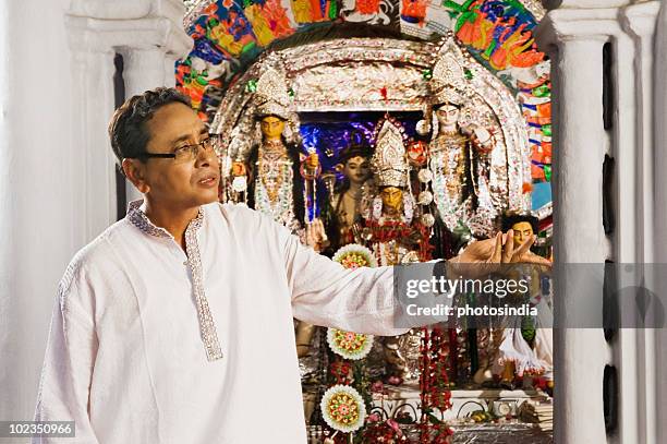 man standing in a temple - bengala ocidental - fotografias e filmes do acervo