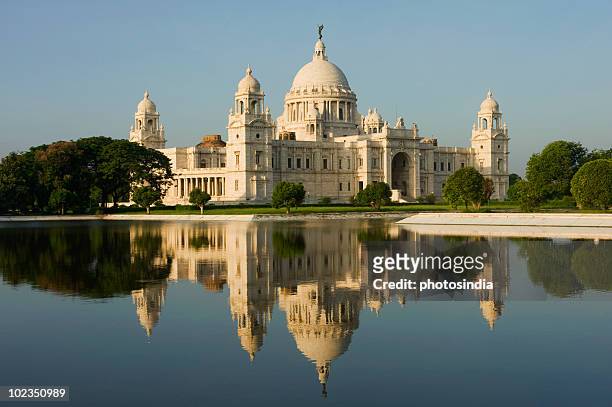 reflection of a museum in water, victoria memorial, kolkata, west bengal, india - west indian culture - fotografias e filmes do acervo