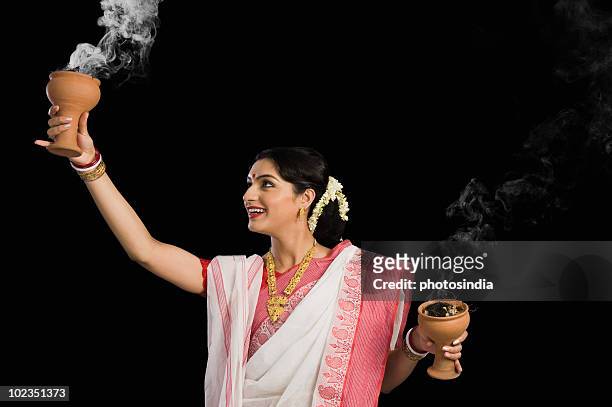 woman praying at durga puja - navratri festival celebrations stockfoto's en -beelden