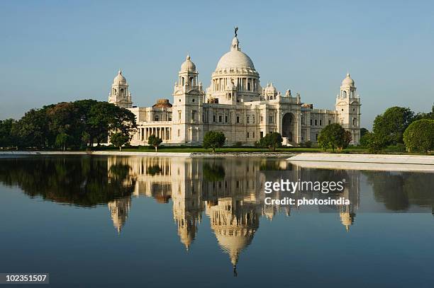 reflection of a museum in water, victoria memorial, kolkata, west bengal, india - west indian culture stock-fotos und bilder