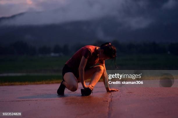 female runner injury after workout running on track - after run photos et images de collection