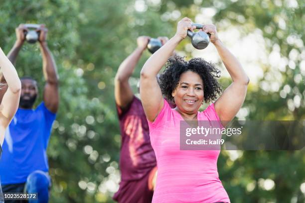 senior african-american woman in exercise class - aeróbica imagens e fotografias de stock