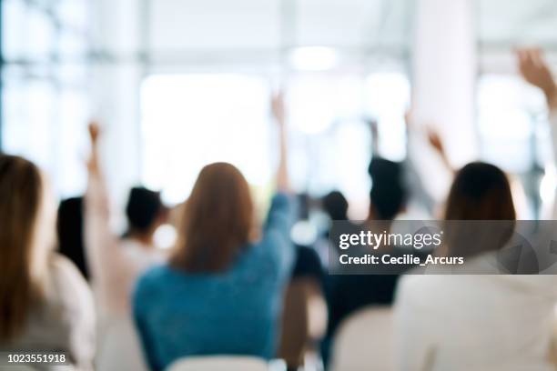 ein interaktives publikum ist ein engagiertes publikum - unscharf gestellt stock-fotos und bilder