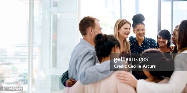 el éxito de un negocio se apoya en su equipo - abrazo de grupo fotografías e imágenes de stock