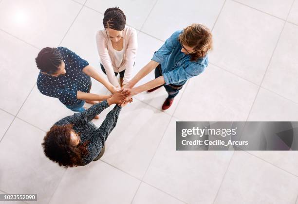 teamarbeit, das rückgrat eines erfolgreichen unternehmens - person look up from above stock-fotos und bilder