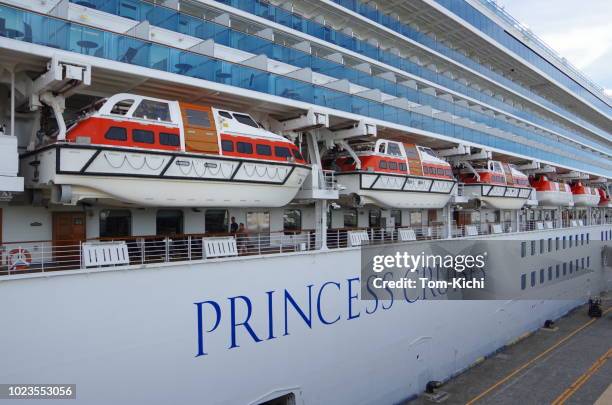 scialuppa di salvataggio di transatlantico di lusso - cruise liner foto e immagini stock
