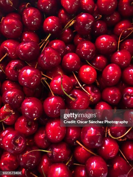 cherries - cherries stockfoto's en -beelden