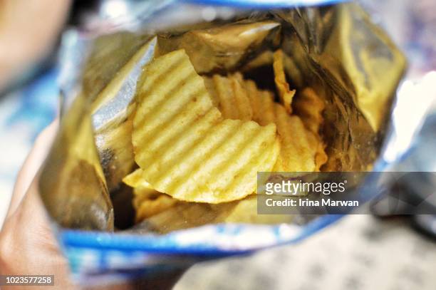 bag of potato chips - transfettsäure stock-fotos und bilder