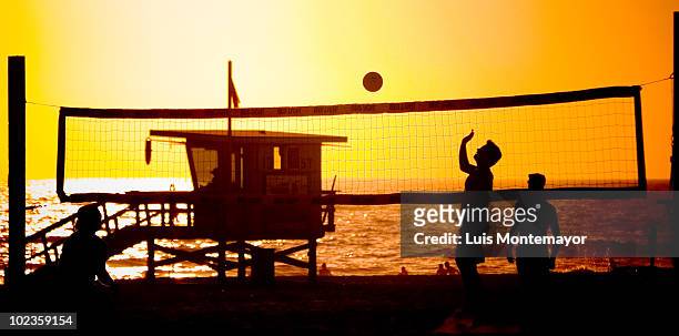 playing volleyball at sunset - hermosa beach stockfoto's en -beelden