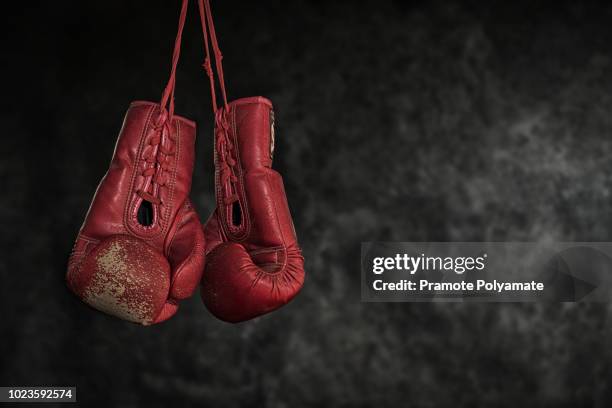 quit boxing,old boxing gloves the concept of retirement. - fighting ring stock photos et images de collection