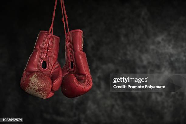 quit boxing,old boxing gloves the concept of retirement. - boksring stockfoto's en -beelden