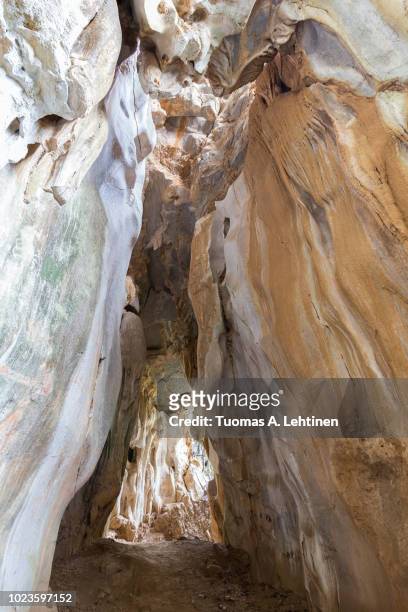 inside the pha poak cave in vang vieng, vientiane province, laos. - spelunking stockfoto's en -beelden