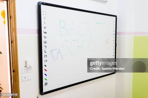 smart board in school - interaktives whiteboard stock-fotos und bilder