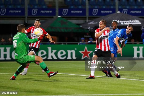 Mickey van der Hart of PEC Zwolle, Hirving Lozano of PSV, Luuk de Jong of PSV scores his goal to make it 2-1, Clint Leemans of PEC Zwolle during the...