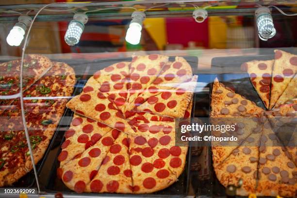 pizza showcase - plato de carne fotografías e imágenes de stock