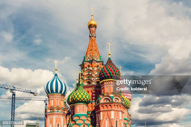 st basil cathedral cupola on red square in moscow - zwiebelturm stock-fotos und bilder