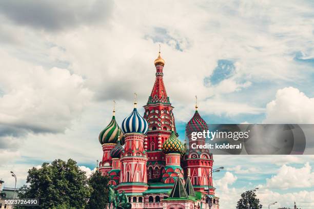 st basil cathedral cupola in moscow - zwiebelturm stock-fotos und bilder