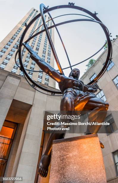 manhattan, midtown manhattan, fifth (5th) avenue, the atlas statue and the skyscrapers of rockefeller center - atlas statue stock pictures, royalty-free photos & images