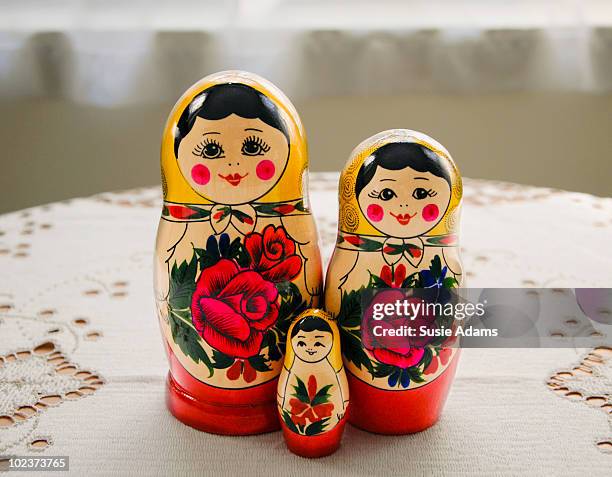 russian doll (baboushka) family - mamushka fotografías e imágenes de stock