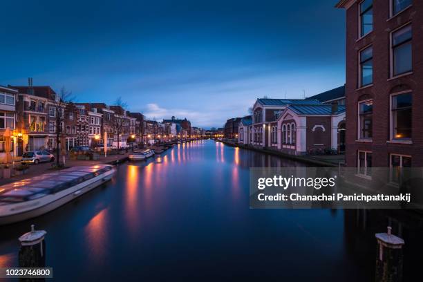 dusk scene of dutch city along de rijn canal, leiden, netherlands - leiden fotografías e imágenes de stock