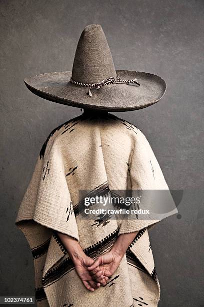 young woman in a poncho and sombrero - chapeau mexicain photos et images de collection