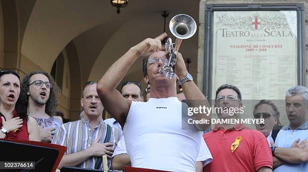 La Scala opera house workers demonstrate against budget cuts next to the La Scala Theatre on June 24, 2010 in Milan. AFP PHOTO / DAMIEN MEYER