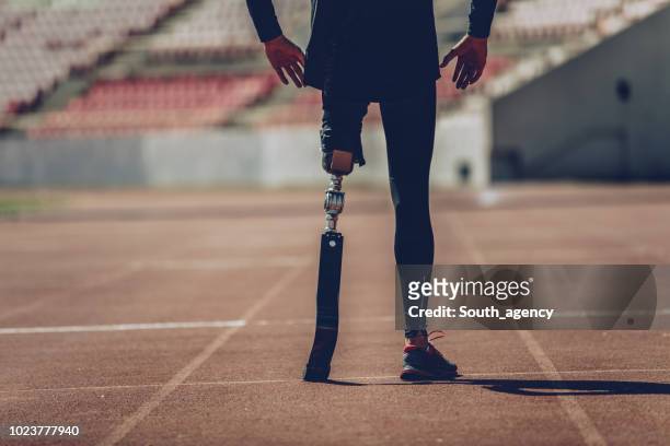 sprinter homme jambe prothétique - sprint photos et images de collection