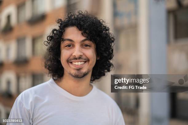 schattige jonge mannen met krullend haar portret - pardo brazilian stockfoto's en -beelden