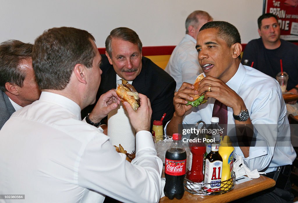 Obama And Medvedev Have Cheeseburger Lunch