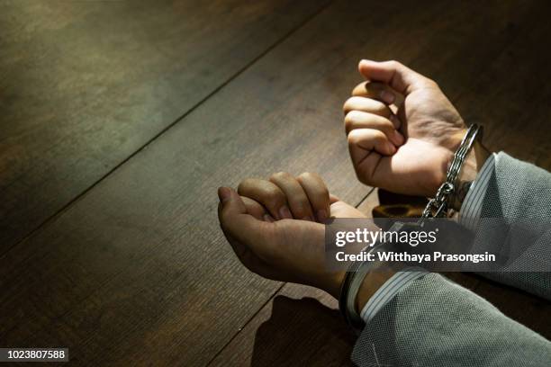 male hands in handcuffs - cuff bracelet photos et images de collection