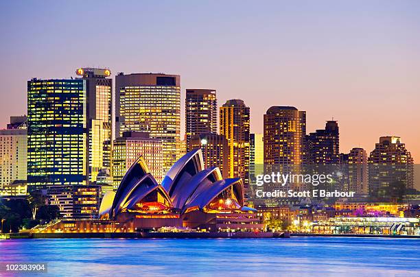 sydney opera house and sydney skyline - opera house stockfoto's en -beelden