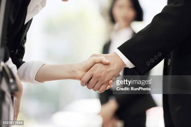 close up of business people shaking hands - sacudindo - fotografias e filmes do acervo
