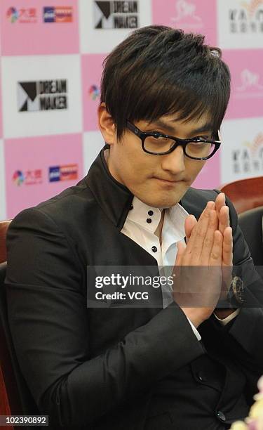 South Korean singer Ahn Chil Hyun applause during a press conference of his concert "KANGTA ASIA TOUR 2010 in Beijing" on June 24, 2010 in Beijing,...