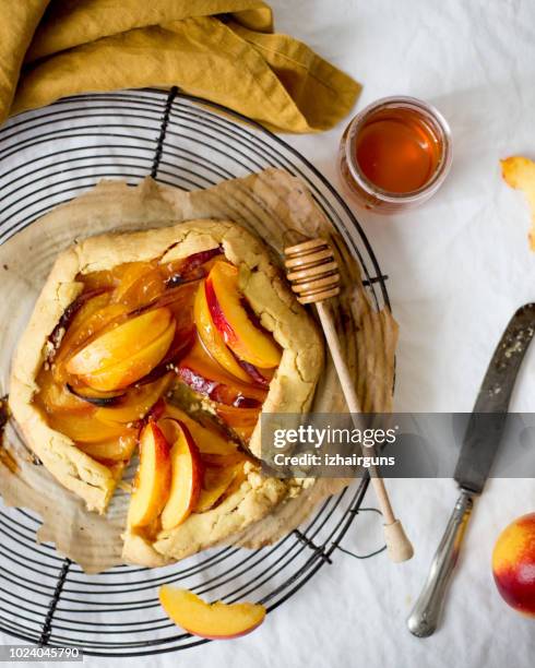 galette de libre de gluten saludable con melocotones nectarinas - galette fotografías e imágenes de stock