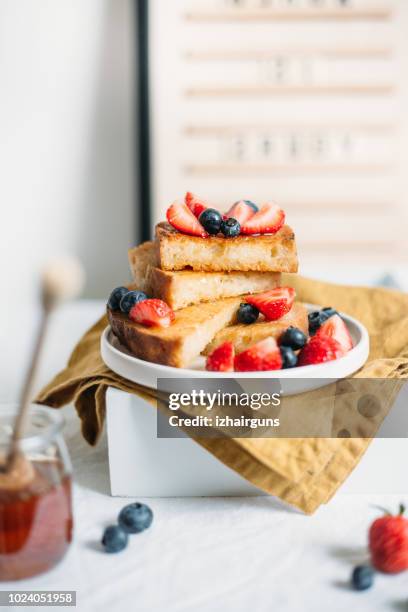 ベリーとフレンチ トースト - pain perdu ストックフォトと画像