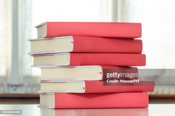 stack of red books - buch freisteller stock-fotos und bilder