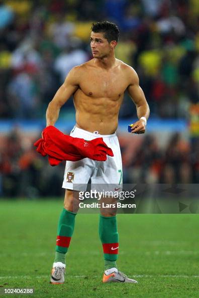 huella Confesión Fértil Cristiano Ronaldo of Portugal removes his shirt after the 2010 FIFA...  Fotografía de noticias - Getty Images