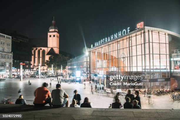 cologne central station square at night - centraal station stock pictures, royalty-free photos & images