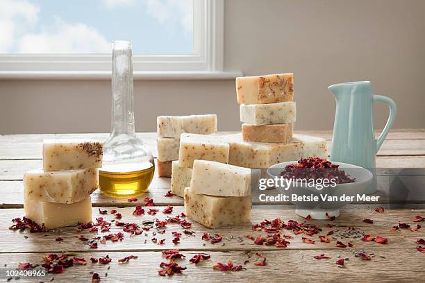 stilllief of homemade soaps, with ingredients - seife stock-fotos und bilder